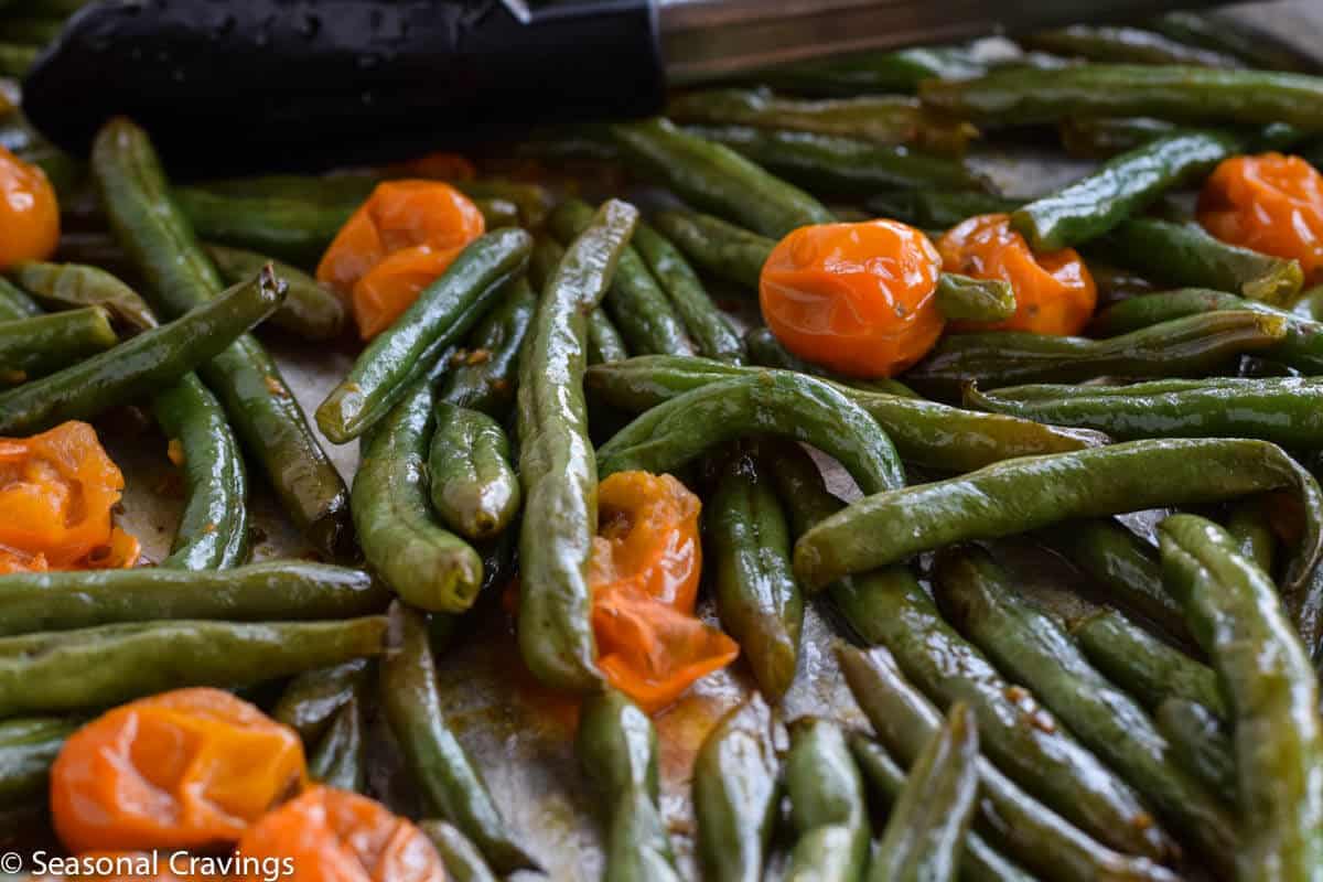  roasted green beans with tomatoes close up