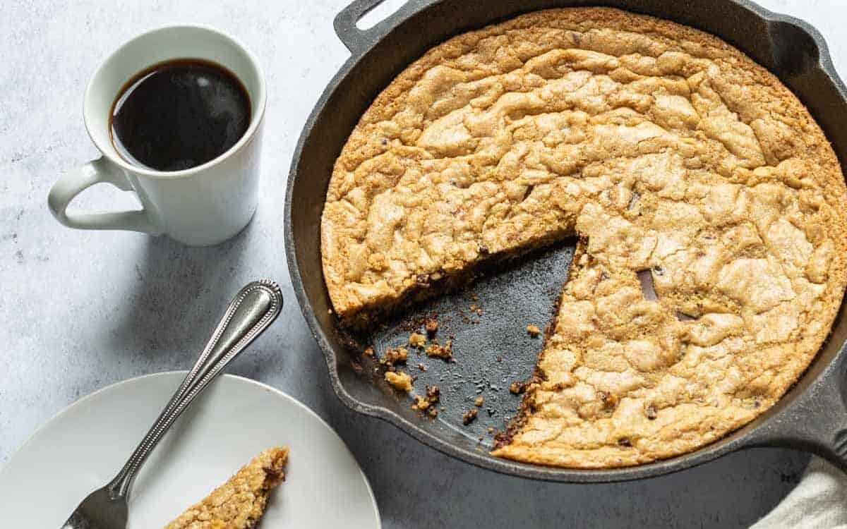 vegan chocolate chip skillet cookie