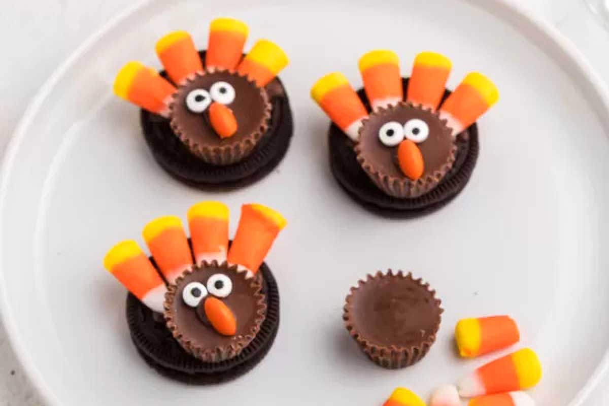 Thanksgiving turkey oreos on a plate.