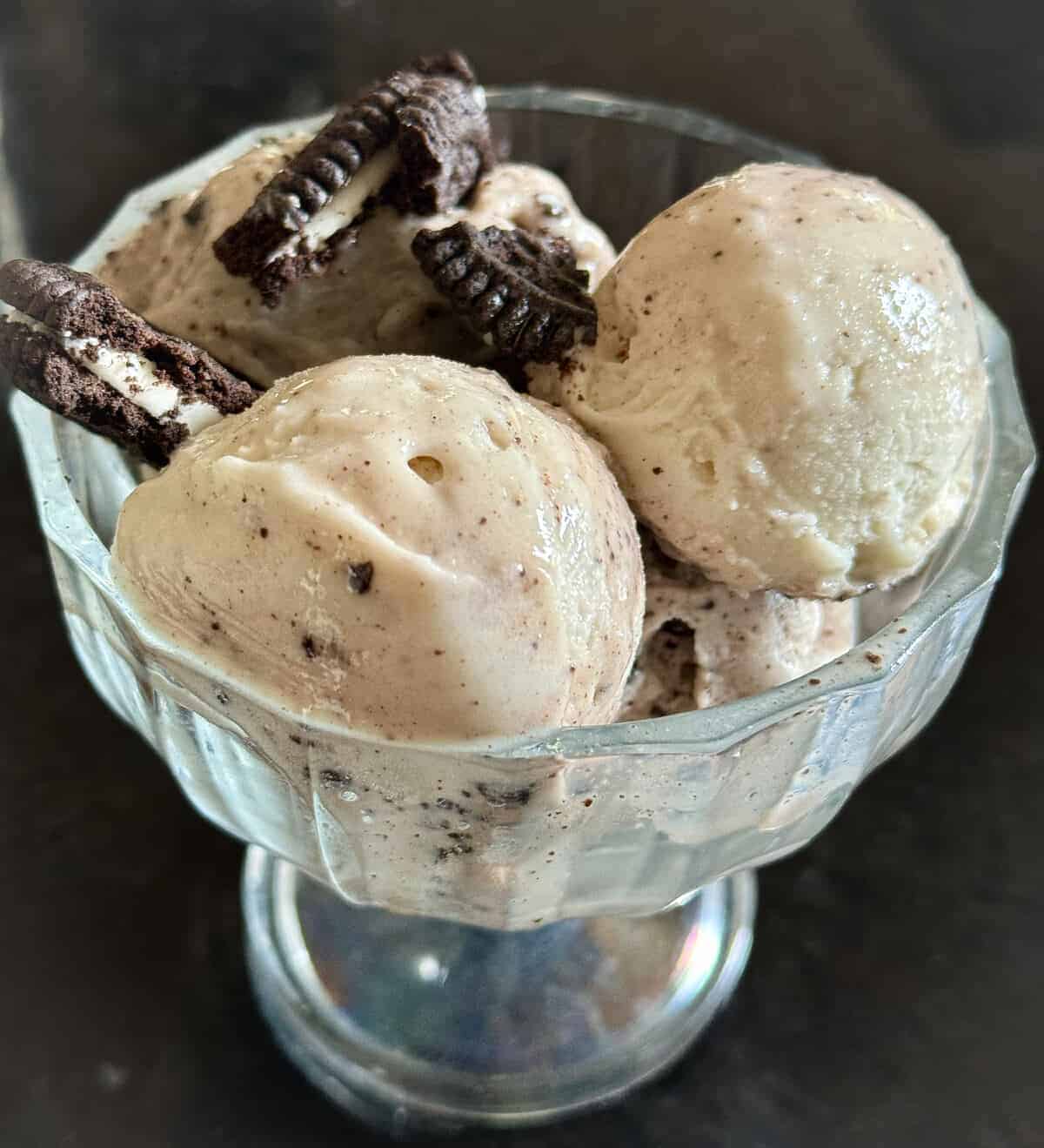 Oreo cookie ice cream in a glass bowl.